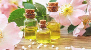 Rosehip özütü şişelerde. Homeopati. Seçici odaklanma doğası