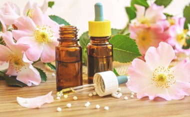 Rosehip özütü şişelerde. Homeopati. Seçici odaklanma doğası