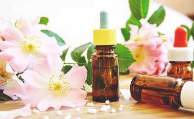 Rosehip özütü şişelerde. Homeopati. Seçici odaklanma doğası