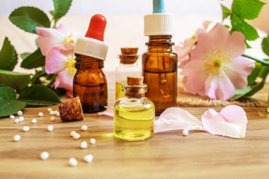 Rosehip özütü şişelerde. Homeopati. Seçici odaklanma doğası
