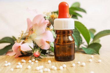 Rosehip özütü şişelerde. Homeopati. Seçici odaklanma doğası