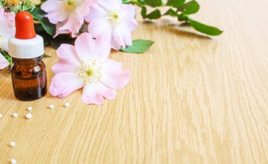 Rosehip özütü şişelerde. Homeopati. Seçici odaklanma doğası