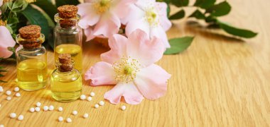 Rosehip özütü şişelerde. Homeopati. Seçici odaklanma doğası