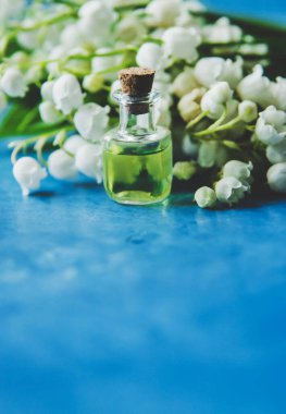 Nilüfer çiçekleri küçük kavanozlarda toplanır. Seçici odaklanma. Doğa.