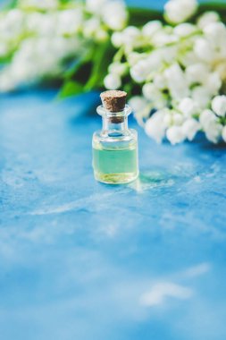 Nilüfer çiçekleri küçük kavanozlarda toplanır. Seçici odaklanma. Doğa.