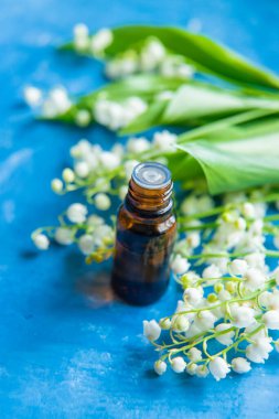 Nilüfer çiçekleri küçük kavanozlarda toplanır. Seçici odaklanma. Doğa.