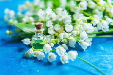 Nilüfer çiçekleri küçük kavanozlarda toplanır. Seçici odaklanma. Doğa.