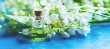 Nilüfer çiçekleri küçük kavanozlarda toplanır. Seçici odaklanma. Doğa.