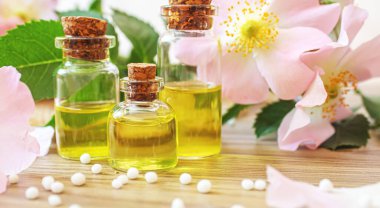 Rosehip özütü şişelerde. Homeopati. Seçici odaklanma doğası