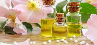 Rosehip özütü şişelerde. Homeopati. Seçici odaklanma doğası