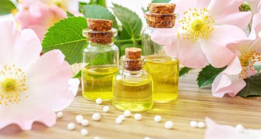 Rosehip özütü şişelerde. Homeopati. Seçici odaklanma doğası