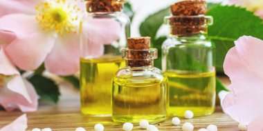 Rosehip özütü şişelerde. Homeopati. Seçici odaklanma doğası