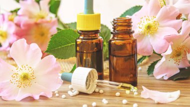 Rosehip özütü şişelerde. Homeopati. Seçici odaklanma doğası