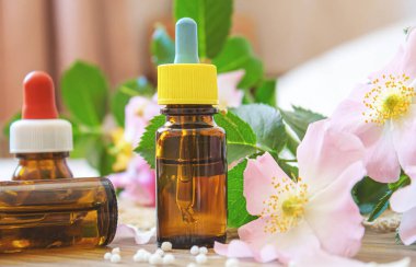 Rosehip özütü şişelerde. Homeopati. Seçici odaklanma doğası