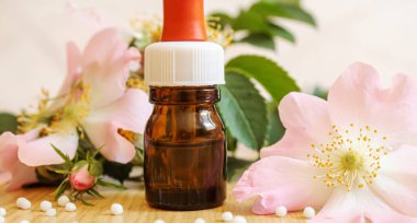 Rosehip özütü şişelerde. Homeopati. Seçici odaklanma doğası