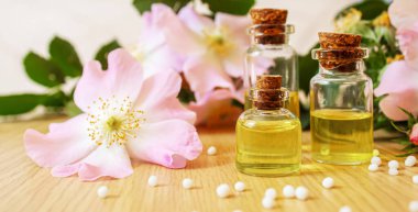 Rosehip özütü şişelerde. Homeopati. Seçici odaklanma doğası