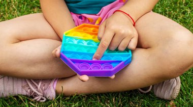 Çocuk stres önleyici pop çalıyor. Seçici odaklanma. İnsanlar