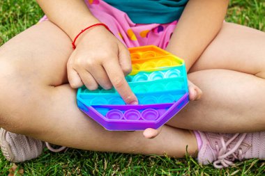 Çocuk stres önleyici pop çalıyor. Seçici odaklanma. İnsanlar