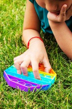 Çocuk stres önleyici pop çalıyor. Seçici odaklanma. İnsanlar