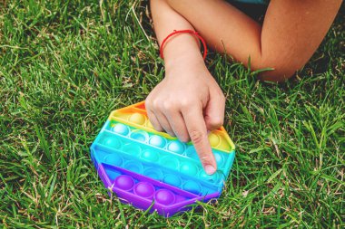 Çocuk stres önleyici pop çalıyor. Seçici odaklanma. İnsanlar