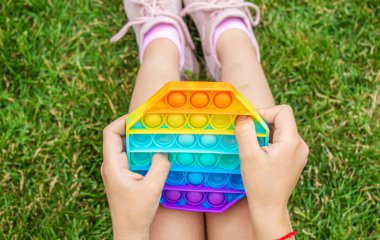 Çocuk stres önleyici pop çalıyor. Seçici odaklanma. İnsanlar