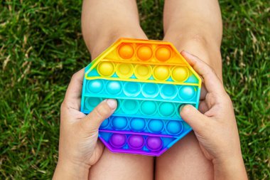 Çocuk stres önleyici pop çalıyor. Seçici odaklanma. İnsanlar