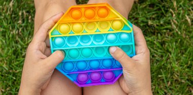 Çocuk stres önleyici pop çalıyor. Seçici odaklanma. İnsanlar