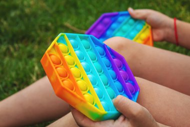 Çocuk stres önleyici pop çalıyor. Seçici odaklanma. İnsanlar