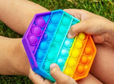 Çocuk stres önleyici pop çalıyor. Seçici odaklanma. İnsanlar