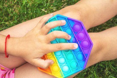 Çocuk stres önleyici pop çalıyor. Seçici odaklanma. İnsanlar