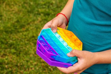 Çocuk stres önleyici pop çalıyor. Seçici odaklanma. İnsanlar