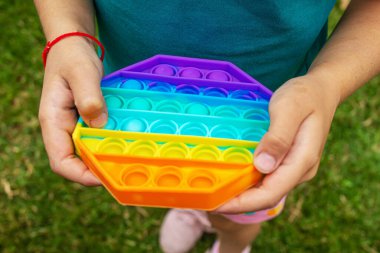 Çocuk stres önleyici pop çalıyor. Seçici odaklanma. İnsanlar