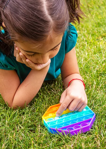 Çocuk stres önleyici pop çalıyor. Seçici odaklanma. İnsanlar