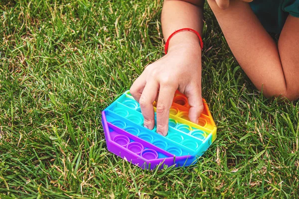 Çocuk stres önleyici pop çalıyor. Seçici odaklanma. İnsanlar