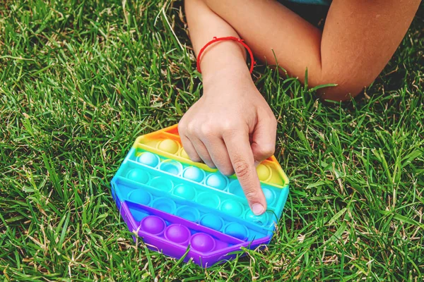 Çocuk stres önleyici pop çalıyor. Seçici odaklanma. İnsanlar