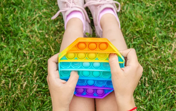 Çocuk stres önleyici pop çalıyor. Seçici odaklanma. İnsanlar