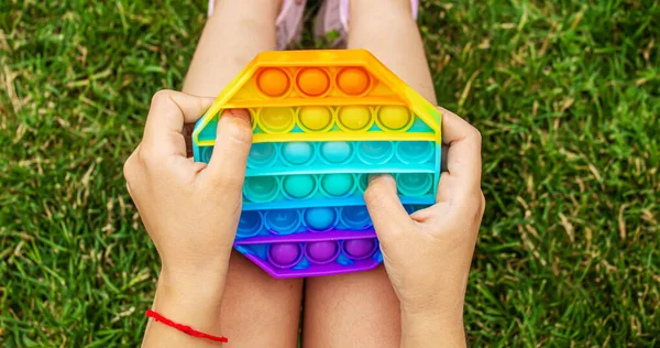 Çocuk stres önleyici pop çalıyor. Seçici odaklanma. İnsanlar