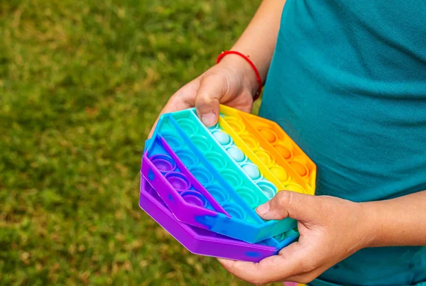 Çocuk stres önleyici pop çalıyor. Seçici odaklanma. İnsanlar