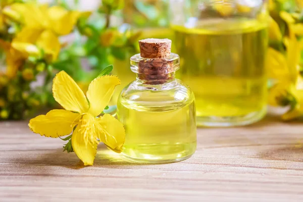 St. John otunu küçük bir kavanozda çıkar. Seçici odaklanma. Doğa.