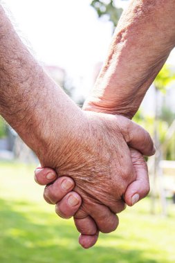 Yaşlı adam çocuğun elini tutuyor. seçici odak insanlar