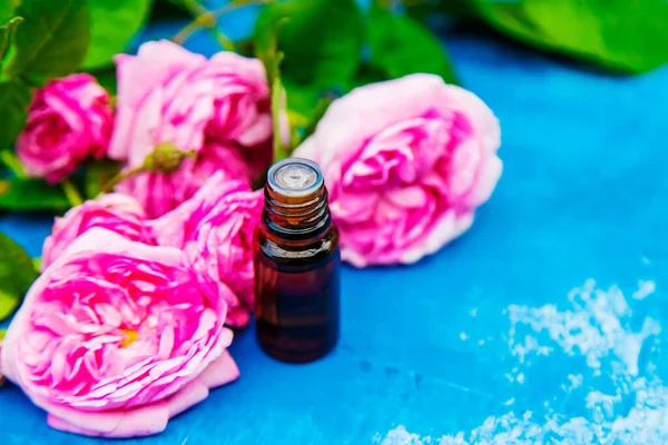 Küçük bir şişede çay gülü yağı. Seçici odaklanma. Doğa