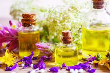 Şifalı bitkiler, küçük şişelerdeki yağlar homeopati. seçici odak.