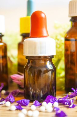 Şifalı bitkiler, küçük şişelerdeki yağlar homeopati. seçici odak.