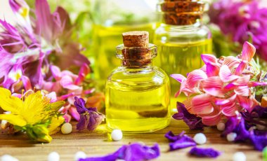 Şifalı bitkiler, küçük şişelerdeki yağlar homeopati. seçici odak.
