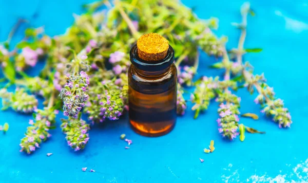 Ätherisches Thymianöl Einer Kleinen Flasche Selektiver Fokus Auf Die Natur — Stockfoto