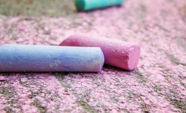 Çocuk asfalta tebeşirle bir kalp çizmiş. seçici odaklanma. Sanat