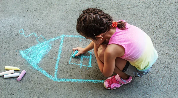 Enfant Dessine Maison Avec Craie Sur Asphalte Concentration Sélective Dessiner — Photo