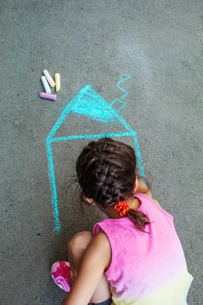 Enfant Dessine Maison Avec Craie Sur Asphalte Concentration Sélective Dessiner — Photo