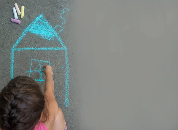 Das Kind Zeichnet Das Haus Mit Kreide Auf Den Asphalt — Stockfoto