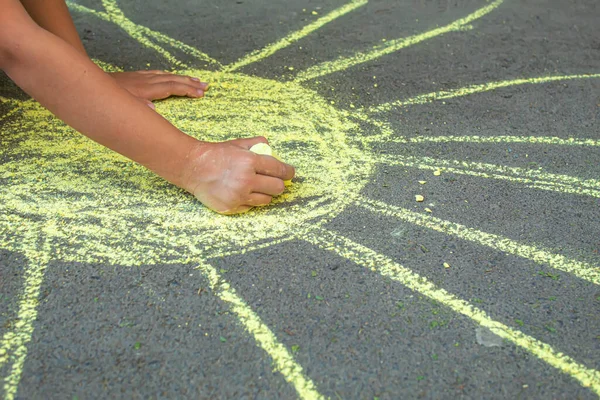 Bambino Disegna Con Gesso Sul Marciapiede Focus Selettivo — Foto Stock